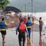 भारी बारिश के दृष्टिगत अलर्ट मोड पर दून पुलिस, भारी बारिश के कारण नदी नालों के किनारे रहने वाले लोगो को पुलिस द्वारा किया जा रहा सचेत, लाउड हेलर के माध्यम से लोगो को नदी नालों के किनारे न जाने की दी जा रही चेतावनी
